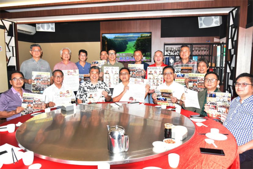 陈家福（前排左四）与其团队展开新闻发布会后，展示其团队愿景与承诺宣传海报。