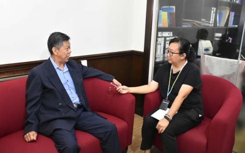 拿督陈日枝接受媒体访问。