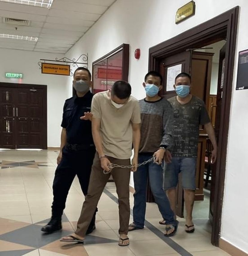 3名青年在面对判决后被押离开法庭时影。