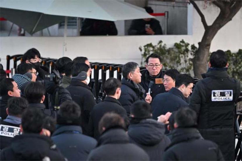 公调处执行逮捕令在官邸遇阻，韩在野党吁尹锡悦自己走出来。