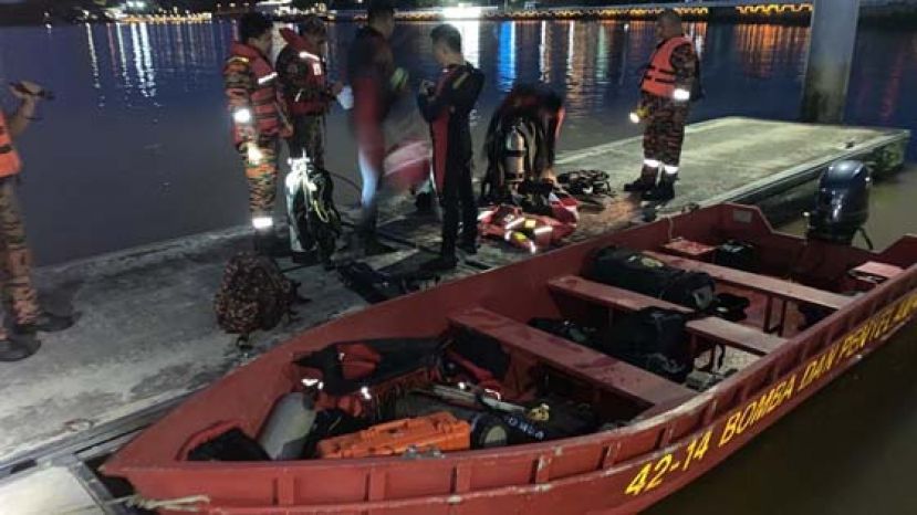 消拯人员派出蛙人展开打捞工作。