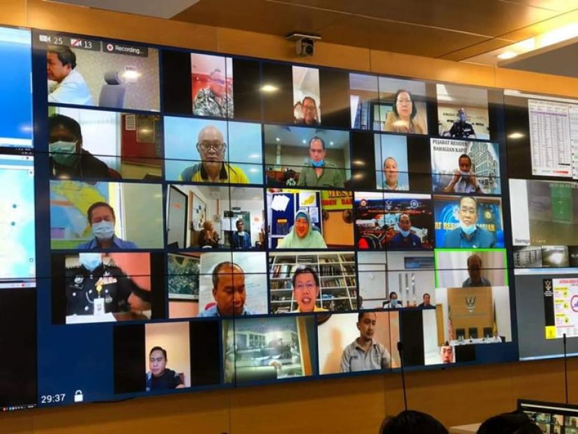 砂灾难管理委员会成员通过视讯的方式召开会议。