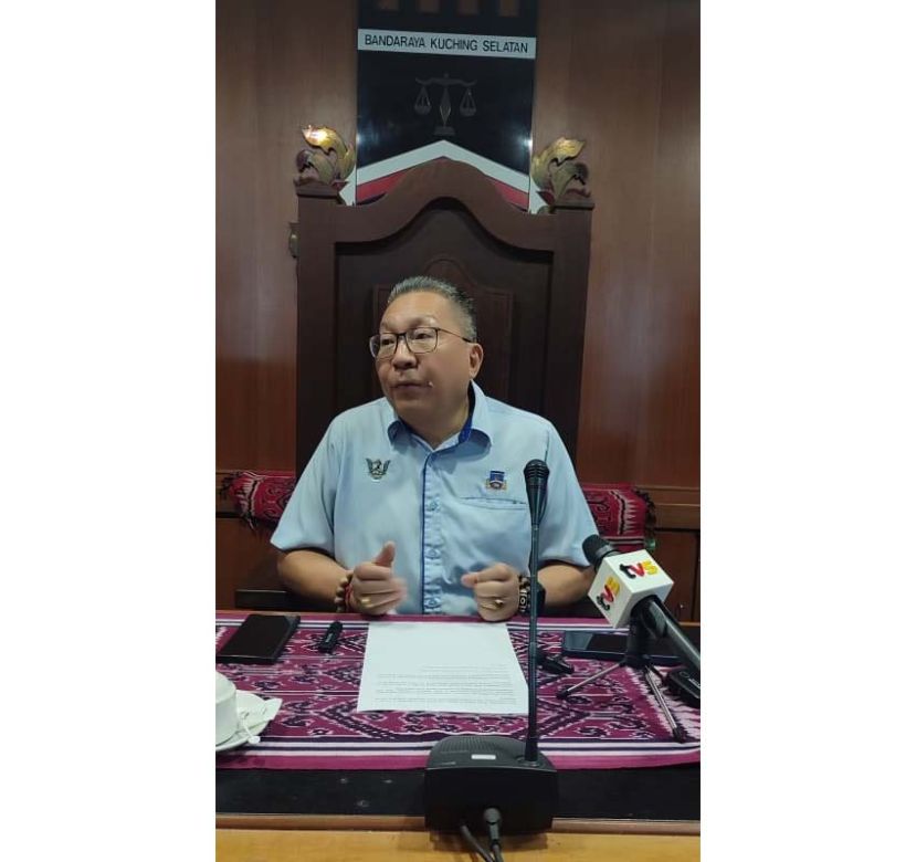古晋南市市长拿督黄鸿圣向媒体发表谈话时摄。