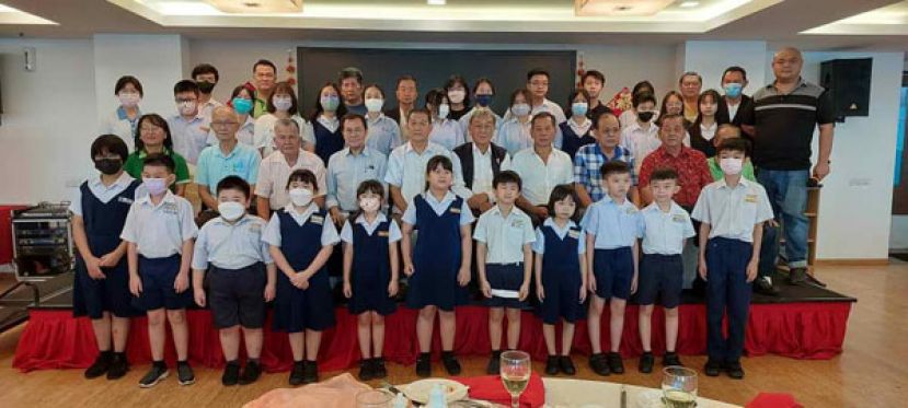 获奖学生与理事们大合照。