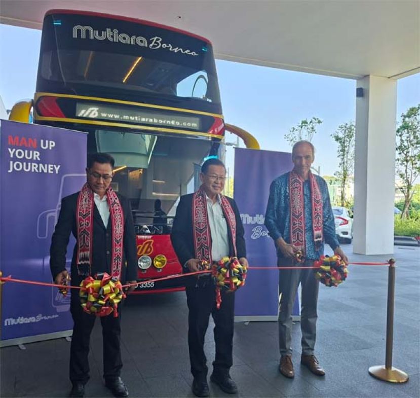 在 Mutiara Borneo董事经理哈姆丁默西迪（左）以及MAN Truck &amp; Bus（马来西亚）私人有限公司董事经理玛克阿佩尔的陪同下，砂交通部长拿督斯里李景胜(中)一起为全新巴士主持推介礼时影。