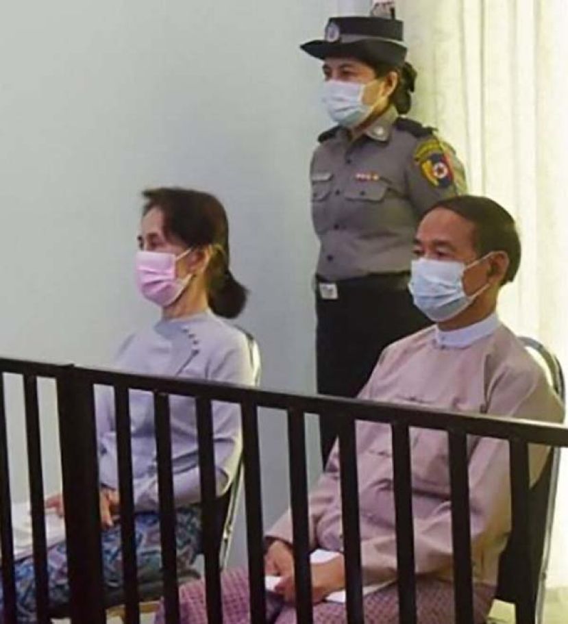 2021年5月24日，昂山素姬（左）和被拘留的温敏（右）在内比都首次出庭应讯。缅甸军方当年2月1日发动政变，拘留他们。