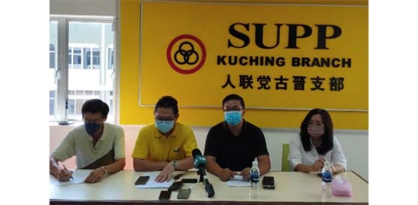 影于新闻发布会。右起为古晋支部组织秘书许碧珠、该支部宣教贝仁武、青年团团长郑志国以及第四副主席黄任程。