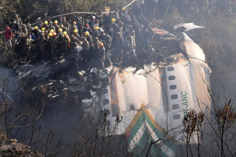 雪人航空15日发生72人客机坠毁事件，尼泊尔当局持续进行搜救。