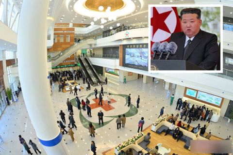 平壤综合医院从3日起正式对外开业，朝鲜官媒公开的画面可以看到民众配戴口罩。小图为金正恩6日前往平壤综合医院出席竣工典礼，并且发表演说。