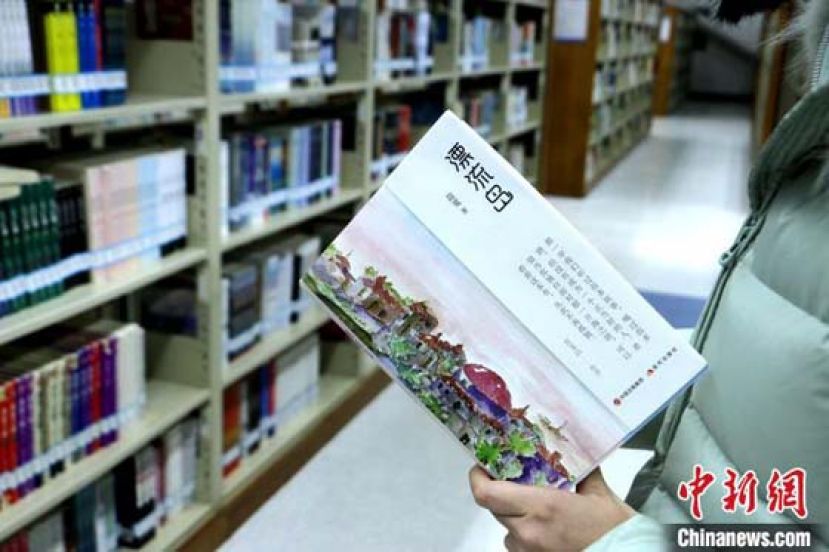 读者阅读《漂流岛》。