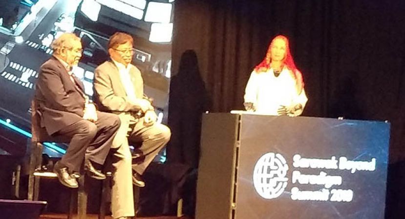 砂首长拿督巴丁宜阿邦佐哈里（左二）与机器人索菲亚（右）对话。