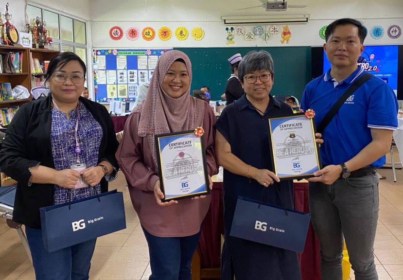 左起古晋中央医院血库负责人埃德娜女士、扎里法·阿迪拉医生、校长王秀萍以及大粒集团销售经理陈俊丰在活动现场合影。