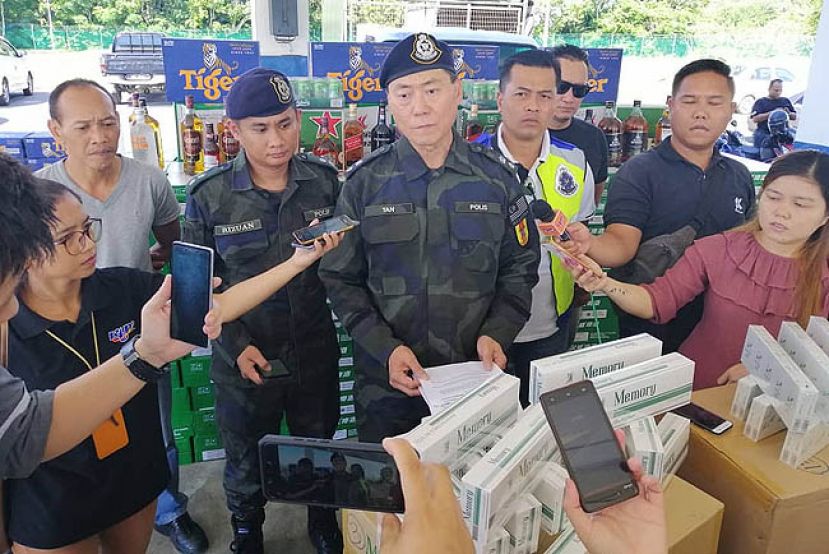 美里警察普通行动警营指挥官展开“战利品”。