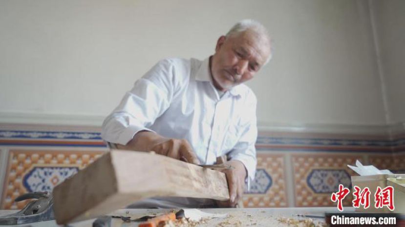 麦麦提制作刀郎热瓦甫。