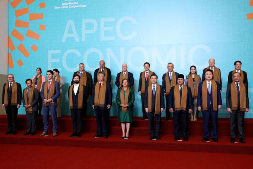 习近平站在前排中央，拜登则在后排右方。