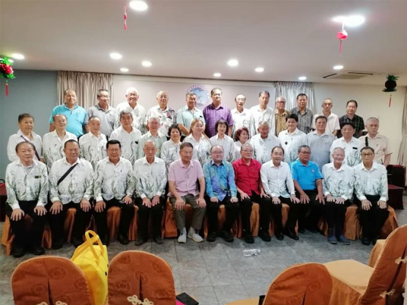 新届理事与砂福会长甲必丹拿督刘思乐合影。