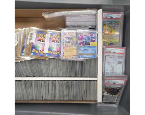 男子携带总价超过3万新币的宝可梦卡牌返回新加坡，但未如实申报，被当场抓包。