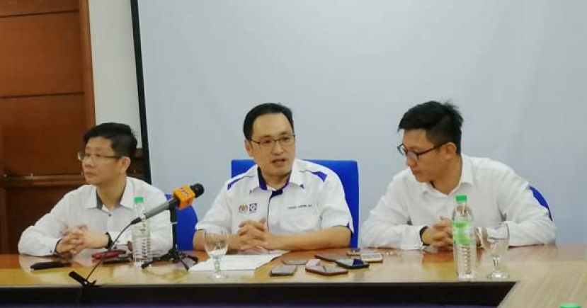 砂希盟主席张健仁(中)在陈国彬等人陪同下召开新闻发布会。