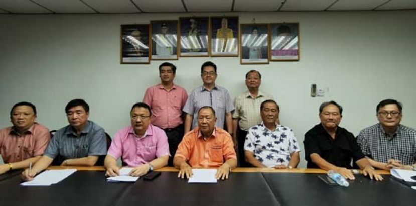 砂拉越津贴华小董事会联合总会新闻发布会，前排左起为副会长天猛公郭翼升、副会长陈孟湖、秘书长蔡文铎律师、会长本固鲁邱民伟、署理会长拿督包章文、副会长郑尚魁及财政江山河；后排左起为理事许礼美、副财政田松茂及副秘书郑心乐。