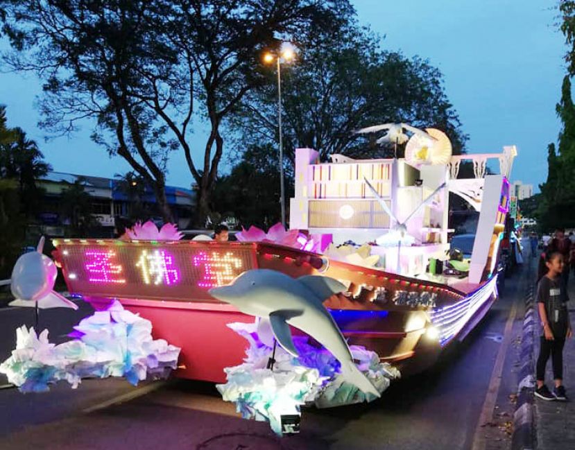  古晋三圣佛堂花车设计，栩栩如生海豚让人眼前一亮。