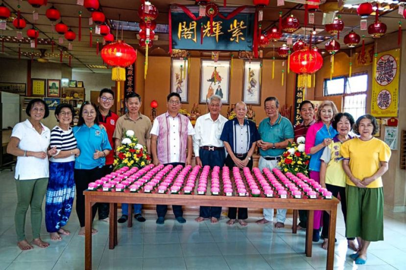 参与点灯祈福的同德，在仪式后合影。
