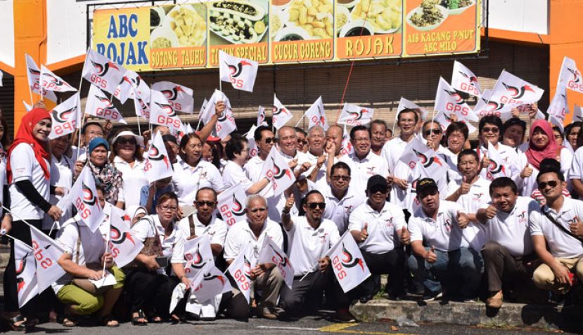 砂人联党史纳汀支部挂上砂政党联盟(GPS)标志，出席党员合影。