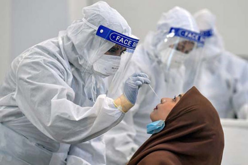 卫生部官员为国会工作人员进行新冠肺炎检测。