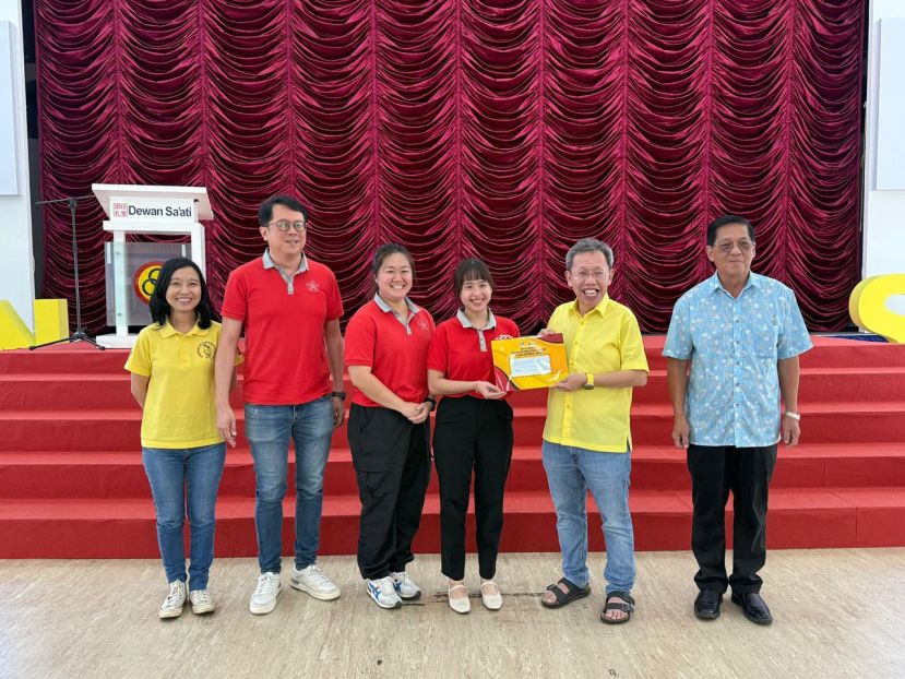 《晋汉连省小学成语故事演讲比赛》主宾砂副总理拿督斯里沈桂贤医生移交赞助款项予一中校友会青年团活动筹委会主席张芸菱（左四）。