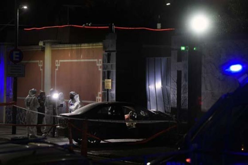 中国驻阿根廷大使馆遭人开车冲撞，警方封锁现场展开调查。