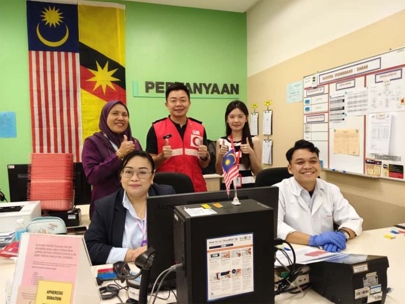 左起为Puan Roselinawati Hamdan（负责人）和周金顺先生（马来西亚红新月会实丹宾分会主席）欢迎所有公众人士于2025年10月18日前来捐血。