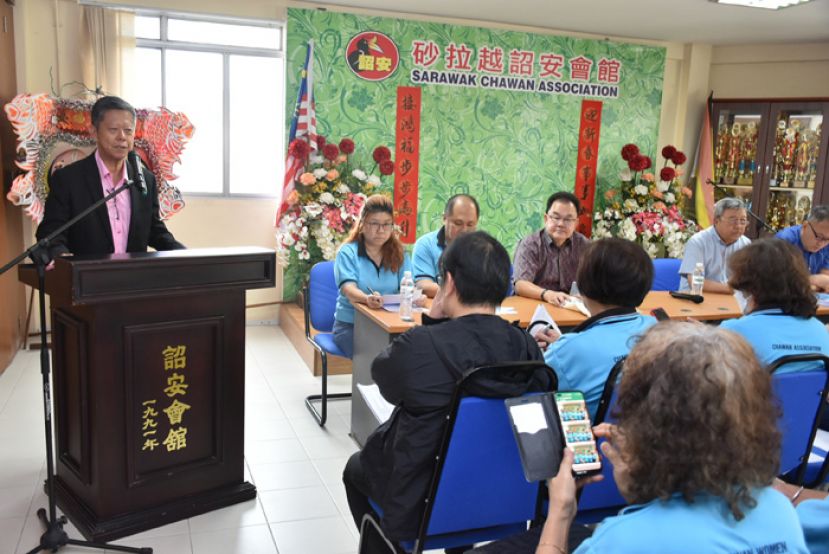 拿督陈日枝（左一）出席该会会员大会活动时发表谈话。