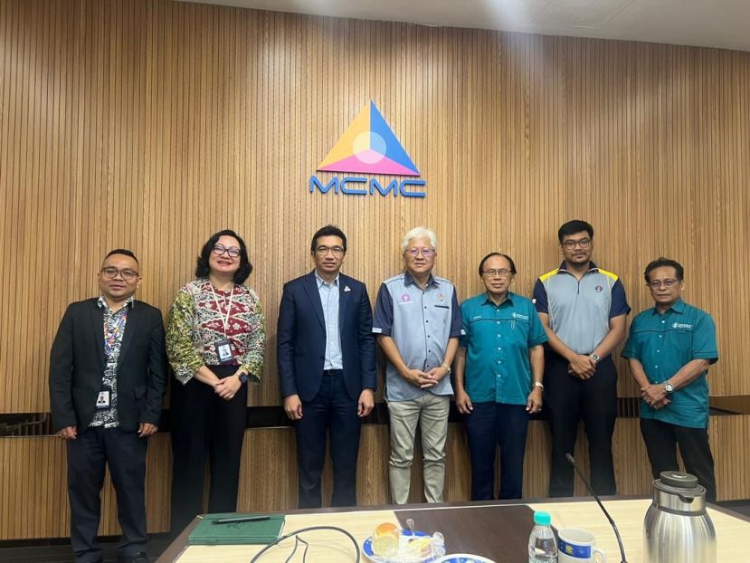 (左起)砂拉越马来西亚通讯及多媒体委员会古晋副经理穆依兹丁，砂拉越马来西亚通讯及多媒体委员会区域副经理雪莉，砂拉越马来西亚通讯及多媒体委员会砂拉越区域经理阿迪曼，砂拉越首席童军总监林文明，砂拉越首席童军执行秘书扎斯兰，助理首席童军总监阿兹鲁及砂拉越童军副首席童军总监梅托迪尔。