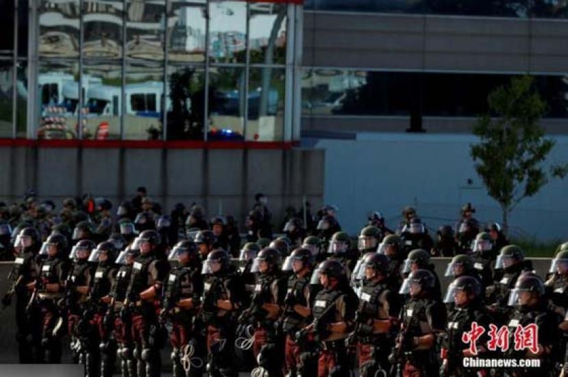 当地时间5月31日，美国明尼苏达州明尼阿波利斯市，执法人员在示威活动中警戒。