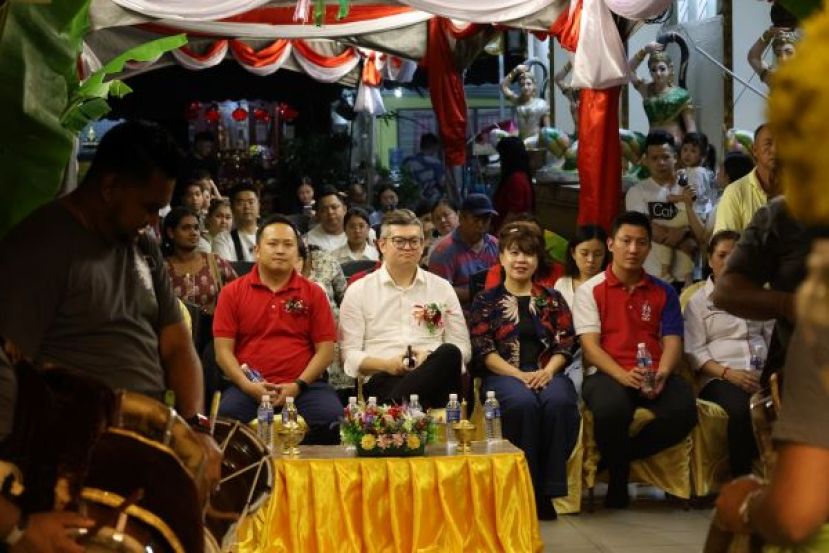 左起为国州议员张健仁特别助理江峰年、古晋市国会议员俞利文、朋岭区州议员杨薇讳、及张健仁特别助理沈杰龙受邀出席古晋砂泰佛教会的四面天神圣诞庆典一瞥。