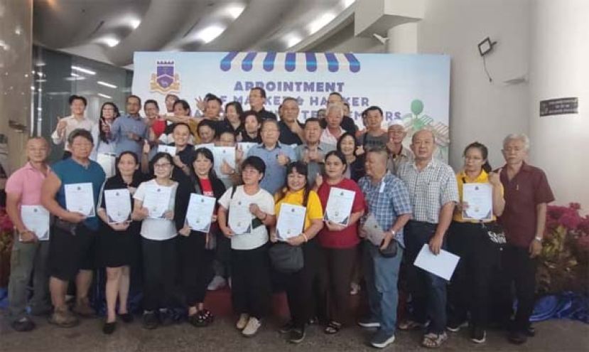 古晋南市市政局市场与小贩联络委员会委员委任仪式结束后的一张大合影。