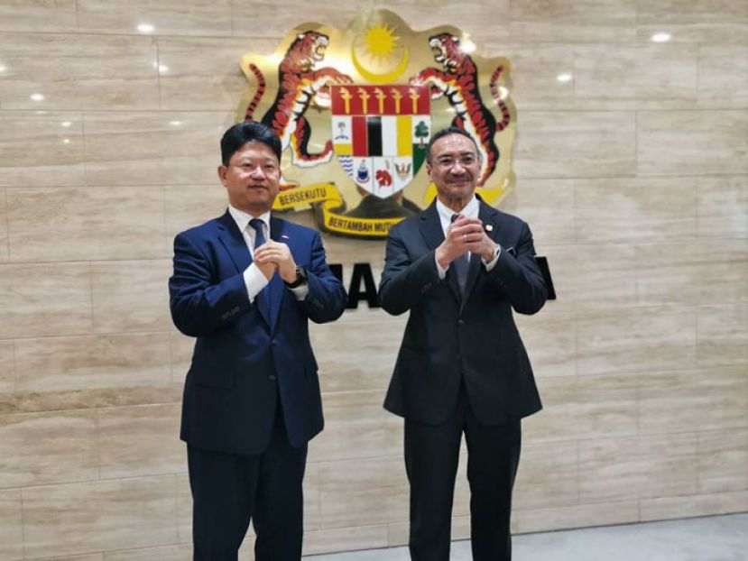 中国驻马大使白天到布城外交部礼貌拜会外长希山慕丁。