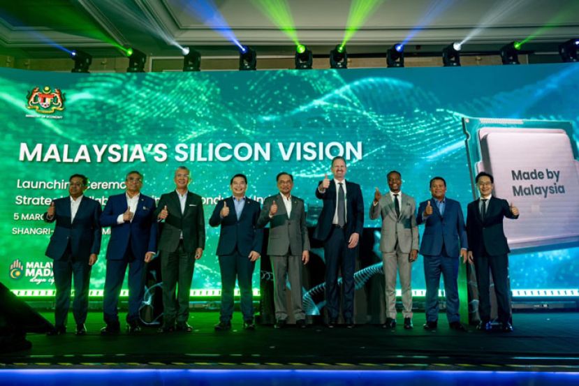 首相安华(中)主持大马政府与安谋控股合约推介礼。