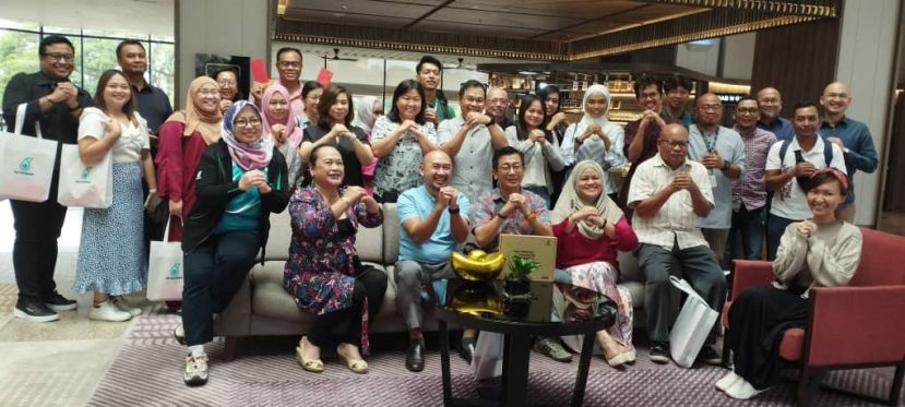国油公司砂区总经理汝莱喜玛达里（前排左三）在午宴后和媒体的有张大合影。