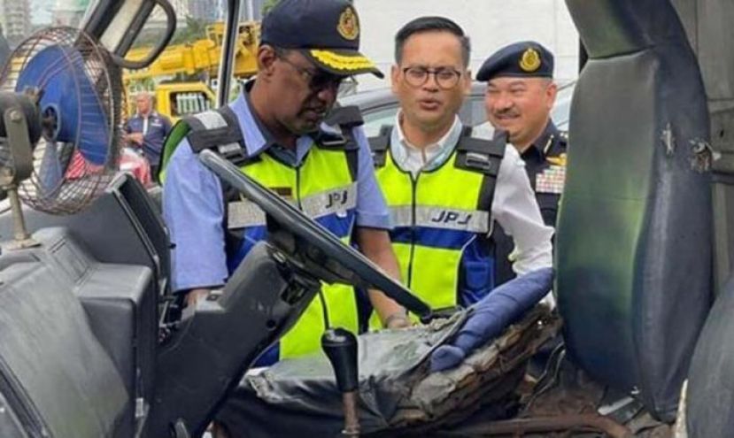 陆路交通局官员在电脑验车中心检查罗里。