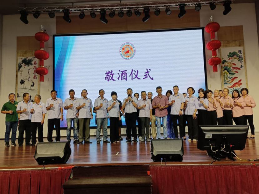 砂拉越陇西公会会长彭国良（中）率领全体母会理事、青年团与妇女组向出席的来宾敬酒。