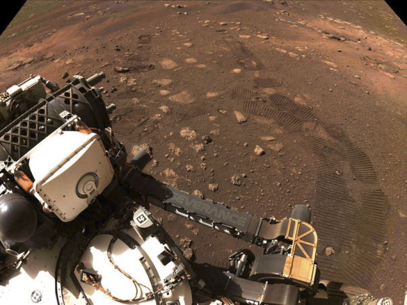 2021年3月4日毅力号首次在火星上行驶时拍摄的照片。
