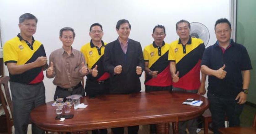 肯雅兰全民党主席温利山（左4）与该党领导摄于新闻发布会上。