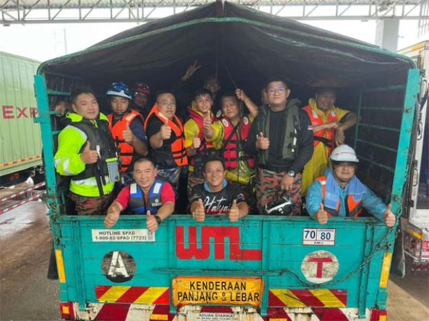 【泰南水灾】营救受困大马人，首批救援队出发了。