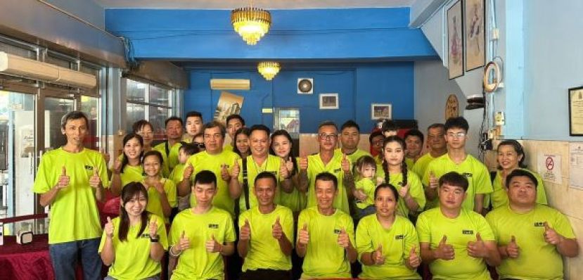 左起为副秘书杨丽珊、秘书陈威盛、主席符仁德以及财政陈丙全 ； 右三为副主席林树真。