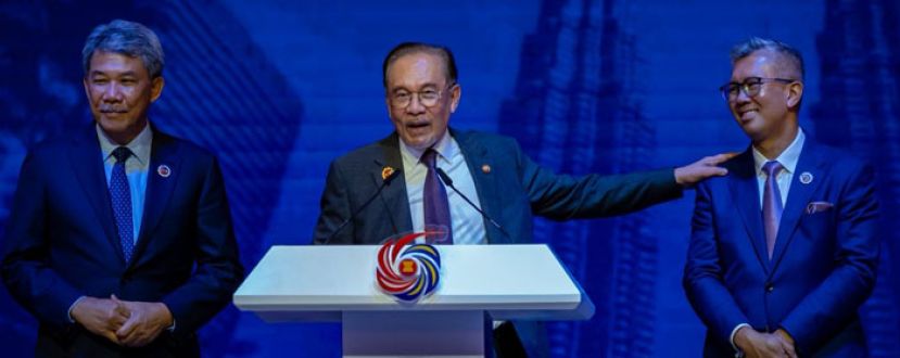 首相安华(中)在外长莫哈末哈山(左)和贸工部长东姑扎夫鲁(右)陪同下召开记者会。