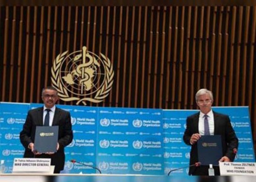 谭德塞（左）宣布成立世卫基金会。右为泽尔特纳。