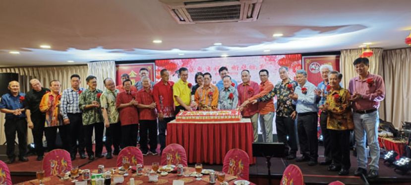 众嘉宾与来宾们受邀共切蛋糕。