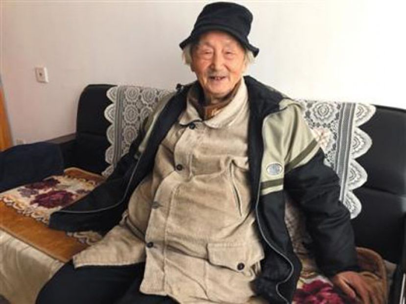 图示：王肃中最为人知的名号是&ldquo;成都最老裸模&rdquo;，但更多时候他只是一个洒脱开朗的白发老头。