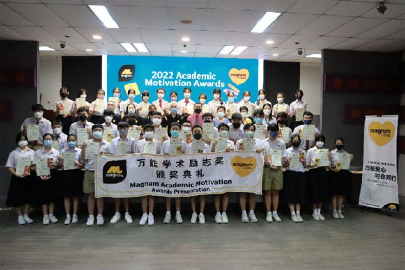 全体得奖学生于颁奖嘉宾合照留念。