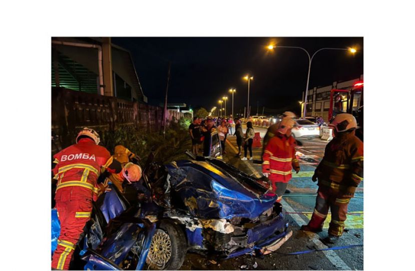 消拯人员撬开国产车，将司机后座的死者遗体移出。